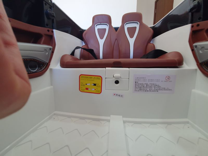 Vị trí sạc xe Kupai 2020 ở trong lòng ghế