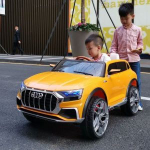 Xe ô tô điện trẻ em giúp bé vui chơi tránh xa điện thoại máy tính và tivi an toàn cho bé.