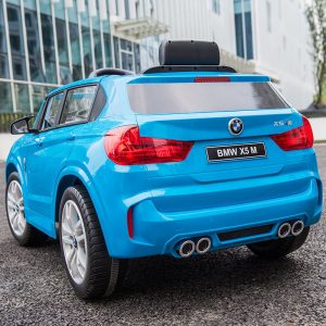 Xe ô tô điện trẻ em BMW X5M 6661R có thiết kế ngoại thất mạnh mẽ sắc xảo giống như mẫu xe thật.