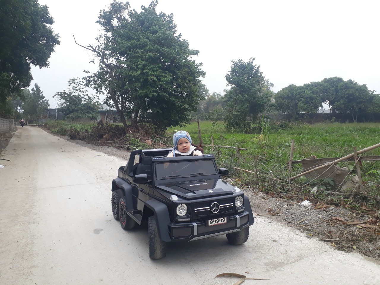 Xe ô tô điện trẻ em chạy tốc độ chậm hơn bình thường